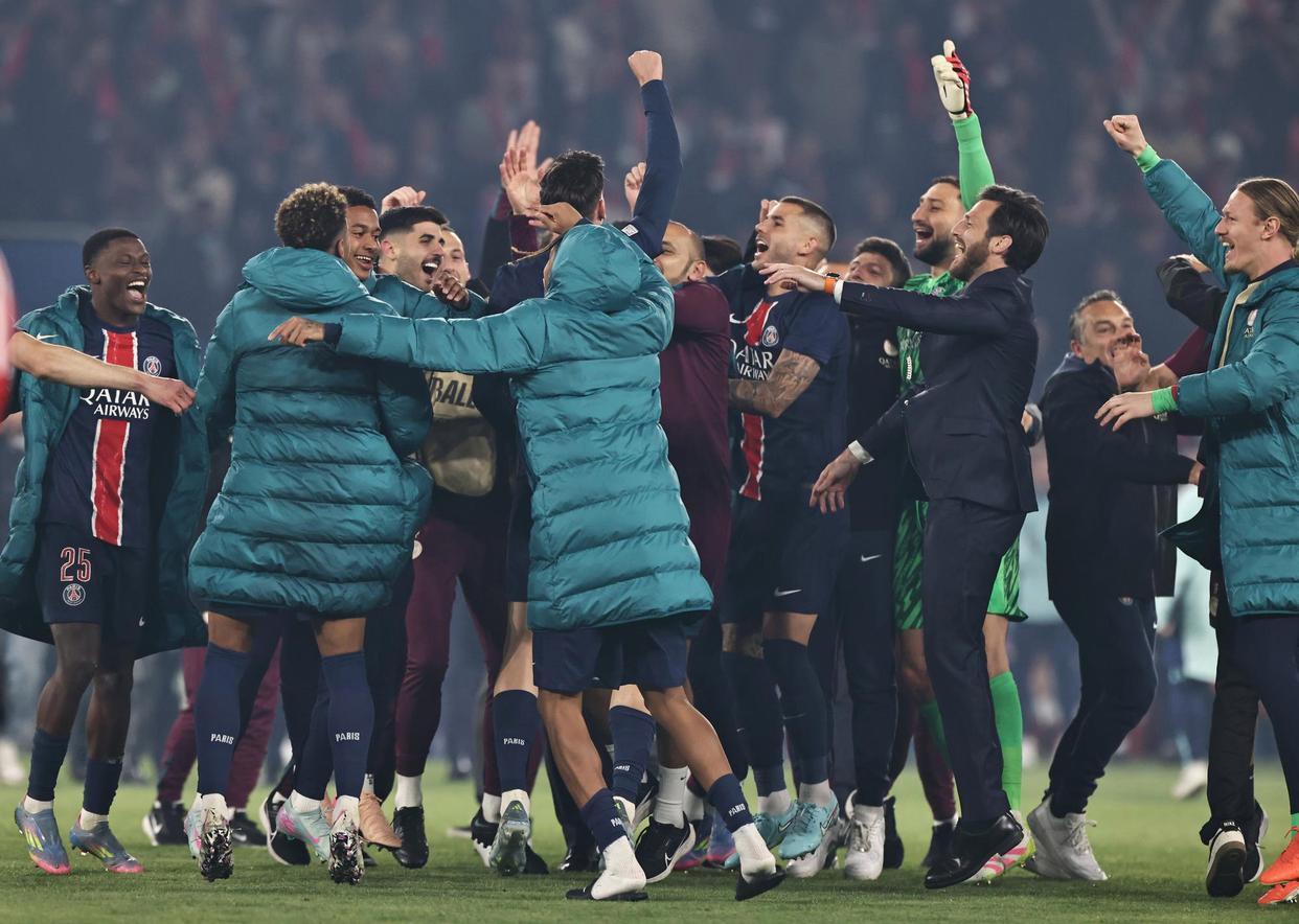 包含巴黎圣日耳曼球迷热情高涨，庆祝胜利的词条