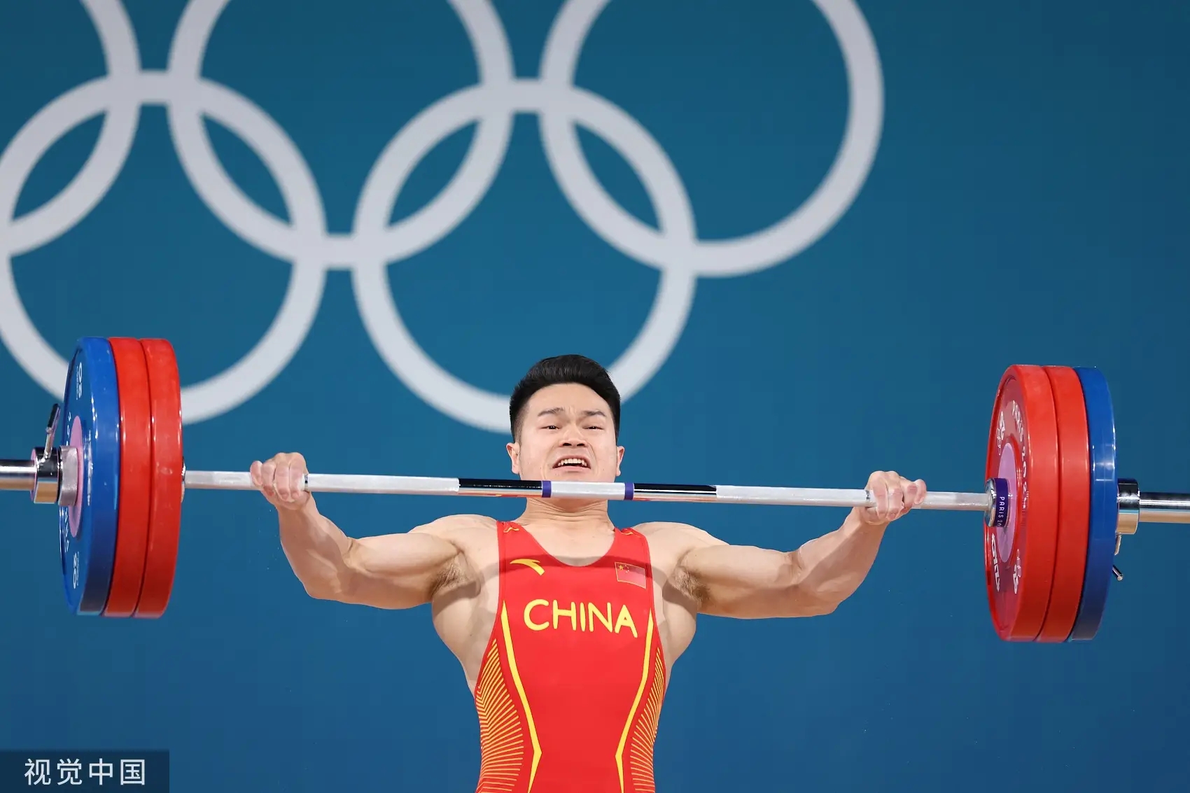 勇往直前！比赛中球员展现出的勇气和拼搏精神