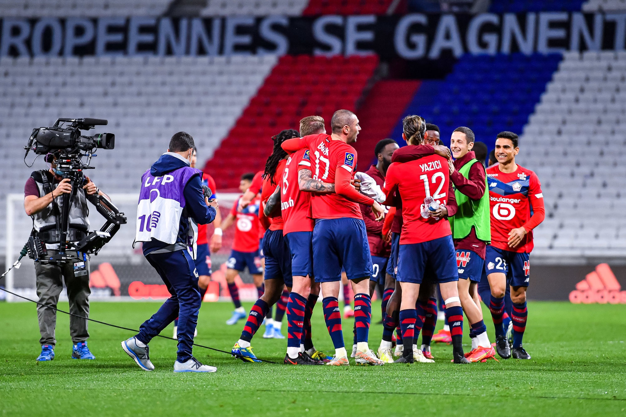 里昂豪取三分,追赶榜首位置的简单介绍 里昂豪取三分,追赶榜首位置的简单介绍