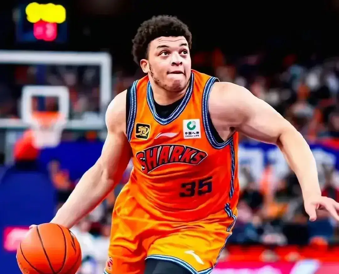 杏彩体育网页版入口-上海大鲨鱼队新秀表现抢眼，成为球队焦点